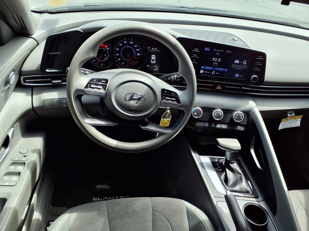 2022 Hyundai Elantra SE