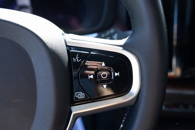 2023 Volvo XC60 Plus Dark Theme