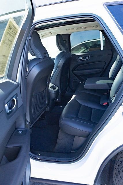 2023 Volvo XC60 Plus Dark Theme