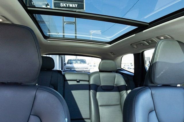 2023 Volvo XC60 Plus Dark Theme